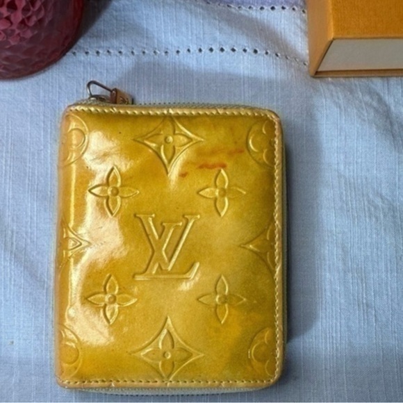 AUTHENTIC Louis Vuitton Vernis monogram zippy wallet. Yellow. - Picture 1 of 15